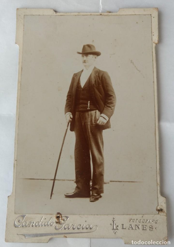 Fotograf&iacute;a antigua: Fotograf&iacute;a retrato caballero con bast&oacute;n fot&oacute;grafo Candido Garc&iacute;a Llanes Asturias. Reverso bonito