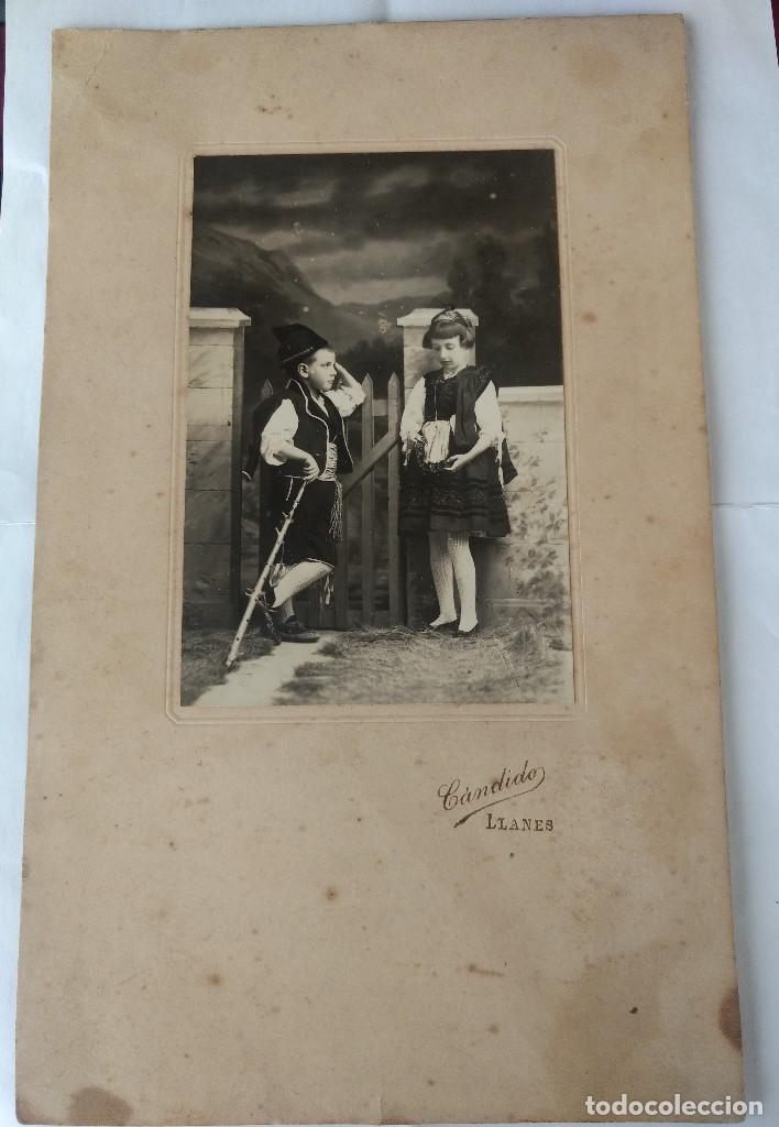 Fotograf&iacute;a antigua: Fotograf&iacute;a ni&ntilde;os vestidos con traje regional de asturiano. Fot&oacute;grafo C&aacute;ndido Llanes Asturias.