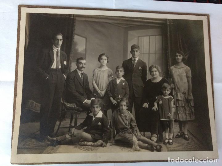 Fotograf&iacute;a antigua: Fotograf&iacute;a familiar, pareja con sus 7 hijos. No figura fot&oacute;grafo. 17 x 24 cm