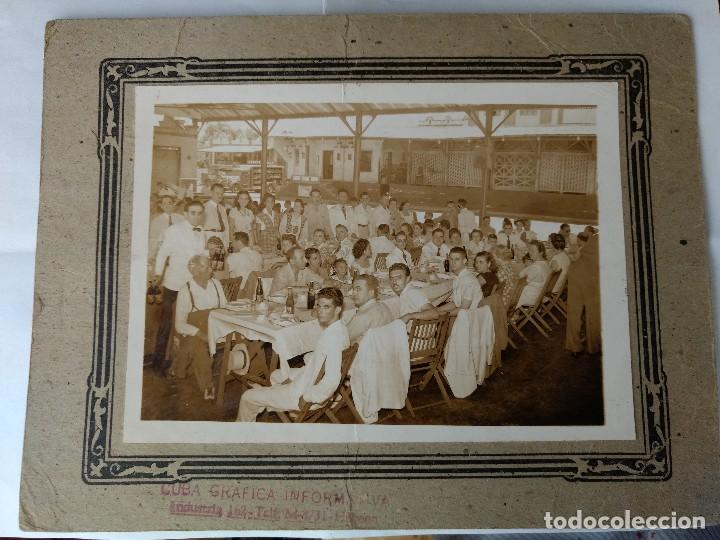 Fotograf&iacute;a antigua: Fotograf&iacute;a asturianos en Cuba en una comida familiar. Cuba gr&aacute;fica Informativa Habana.