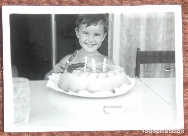 Fotograf&iacute;a antigua: NI&Ntilde;A EN CUARTO CUMPLEA&Ntilde;OS - Foto 1