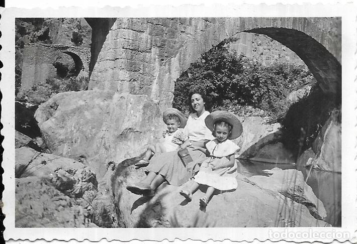 Fotografia antiga: :::: HH318 - FOTOGRAFIA - SE&Ntilde;ORA CON SUS NI&Ntilde;OS EN MONTANEJOS - 1951
