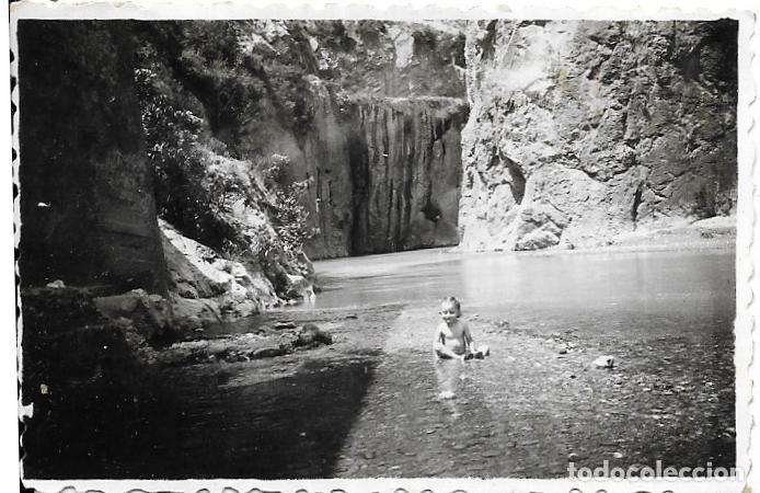 Fotografia antiga: :::: C367 - FOTOGRAFIA - NI&Ntilde;ITA TOMANDO EL BA&Ntilde;O 1949***