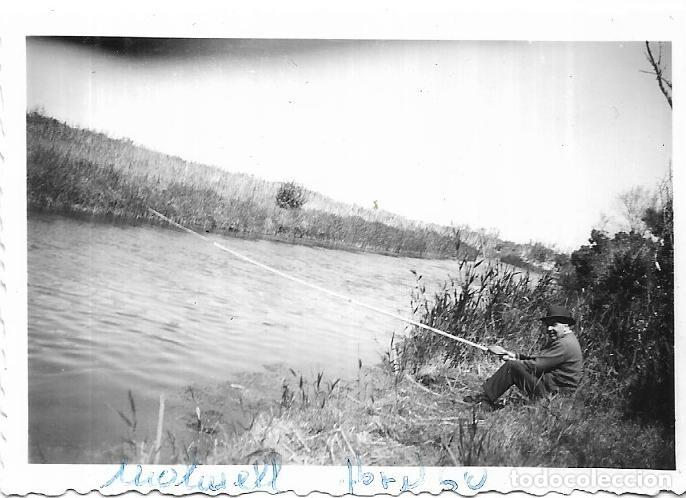 Fotograf&iacute;a antigua: :::: M586 - FOTOGRAFIA - SE&Ntilde;OR PESCANDO EN EL MOLINELL 1960