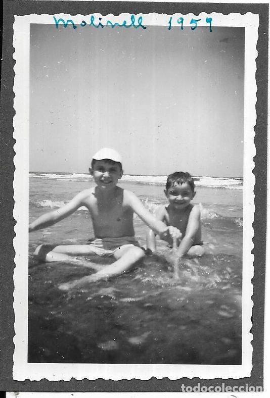 Fotograf&iacute;a antigua: :::: M440 - FOTOGRAFIA - JOVENCITOS EN LA PLAYA - MOLINELL 1959