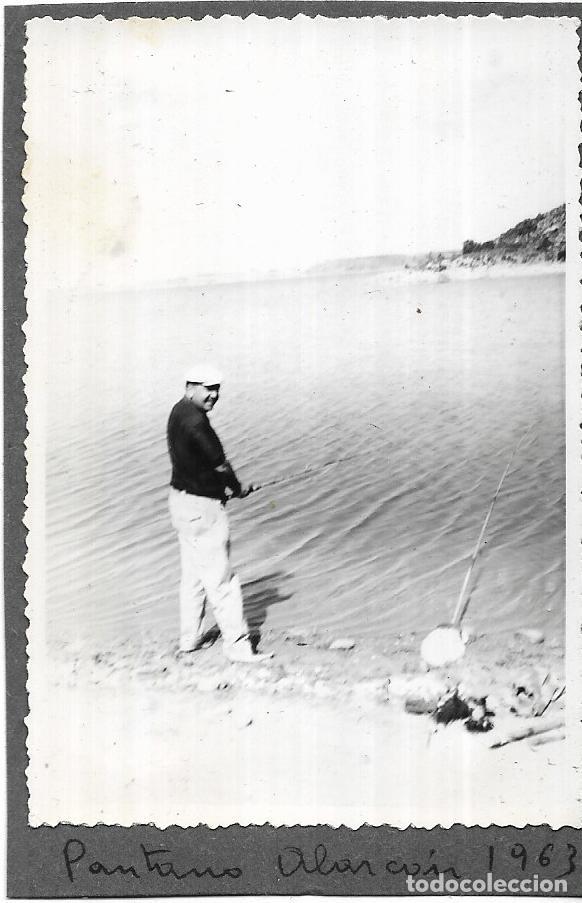 Antique Photography: == H325 - FOTOGRAFIA - SE&Ntilde;OR PESCANDO EN EL PANTANO DE ALARCON 1963