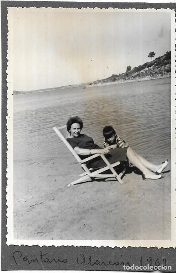 Antique Photography: == H327 - FOTOGRAFIA - SE&Ntilde;ORA Y JOVENCITO EN EL PANTANO DE ALARCON 1963
