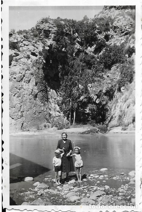 Antique Photography: == FA19 - FOTOGRAFIA - SE&Ntilde;ORA CON DOS JOVENCITOS JUNTO A UN RIO