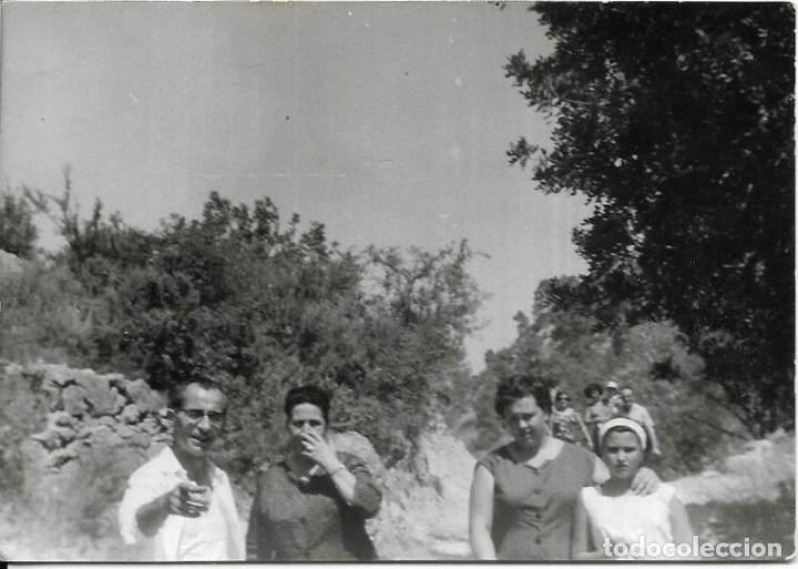 Fotograf&iacute;a antigua: :::: A51 - FOTOGRAFIA - AMIGOS EN EL CAMPO - 1965
