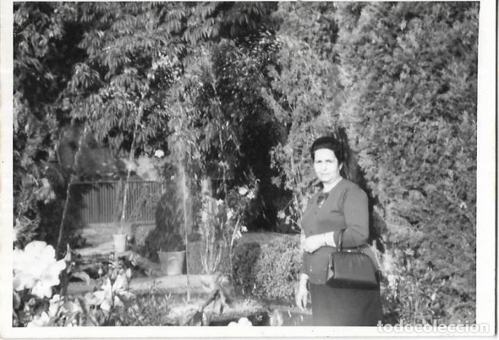 Fotograf&iacute;a antigua: :::: A36 - FOTOGRAFIA - SE&Ntilde;ORA JUNTO A UNA FUENTE