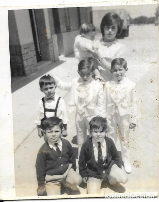 Fotograf&iacute;a antigua: :::: A10 - FOTOGRAFIA - SE&Ntilde;ORA CON VARIOS JOVENCITOS, DOS DE ELLOS DE PRIMERA COMUNION