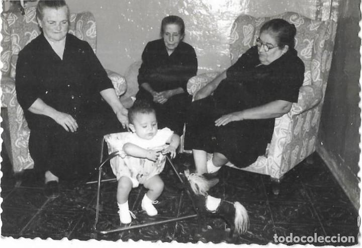 Antique Photography: == FA147 - FOTOGRAFIA - SE&Ntilde;ORAS CON UN NI&Ntilde;ITO EN SU TACA-TACA
