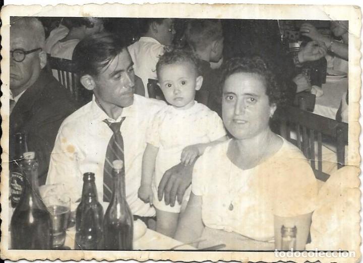 Antique Photography: == FA185 - FOTOGRAFIA - PAREJA CON SU NI&Ntilde;O EN UNA COMIDA