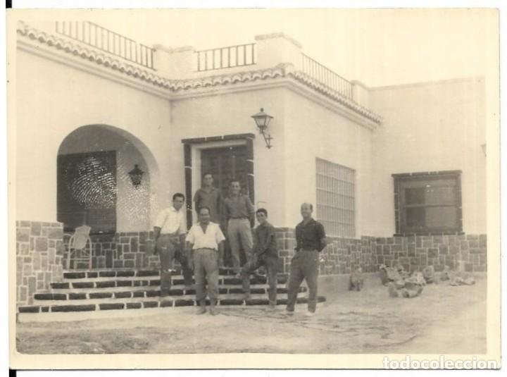 Antique Photography: == FA186 - FOTOGRAFIA - GRUPO DE AMIGOS EN LA PUERTA DE UNA CASA