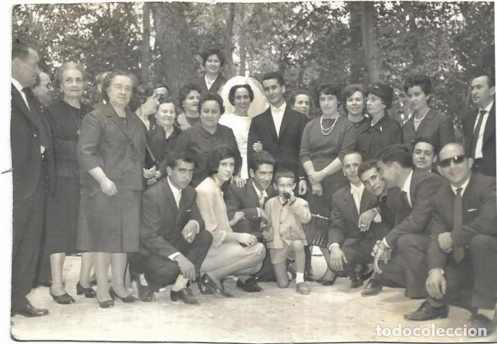 Antique Photography: == FA192 - FOTOGRAFIA - PAREJA DE NOVIOS CON SUS AMIGOS Y FAMILIARES