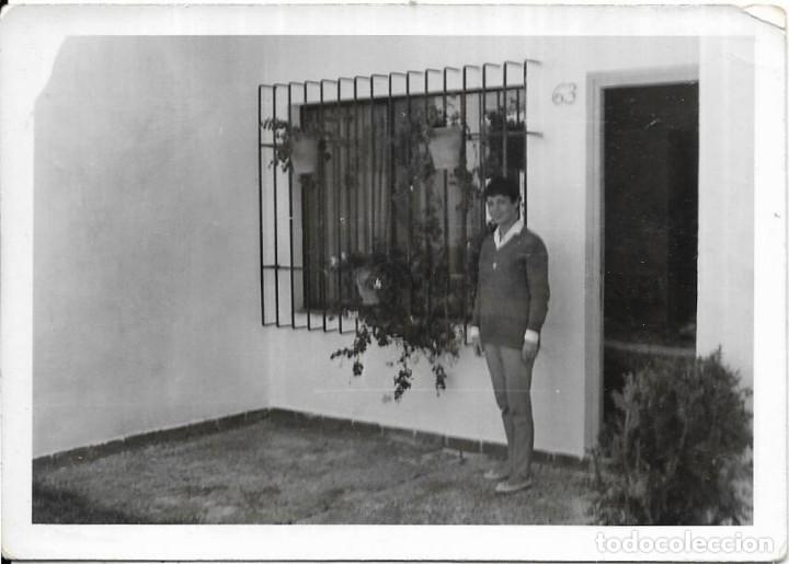 Alte Fotografie: == FA195 - FOTOGRAFIA - JOVEN JUNTO A UNA VENTANA