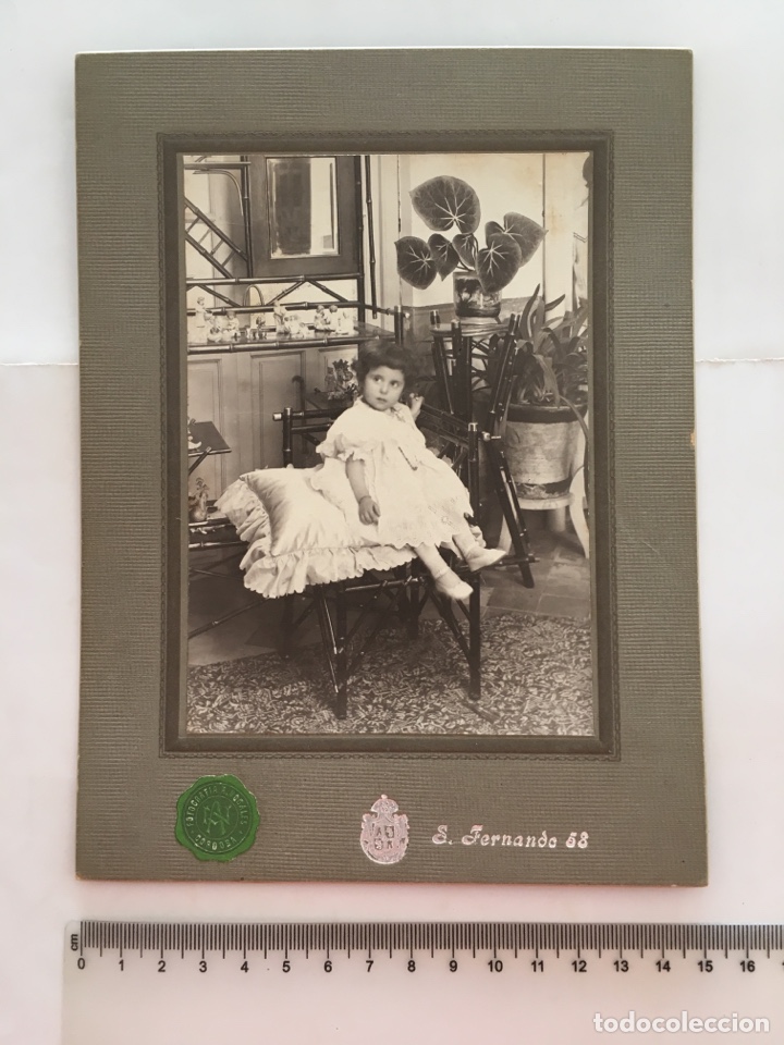 Fotografia antiga: FOTO. NI&Ntilde;A EN EL VEST&Iacute;BULO. FOT&Oacute;GRAFIA A. NOGALES. CORDOBA. H. 1900?