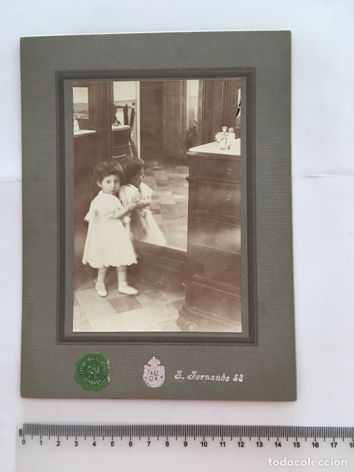 Fotografia antiga: FOTO. NI&Ntilde;A JUNTO AL ESPEJO. FOT&Oacute;GRAFIA. A. NOGALES. CORDOBA. H. 1900?