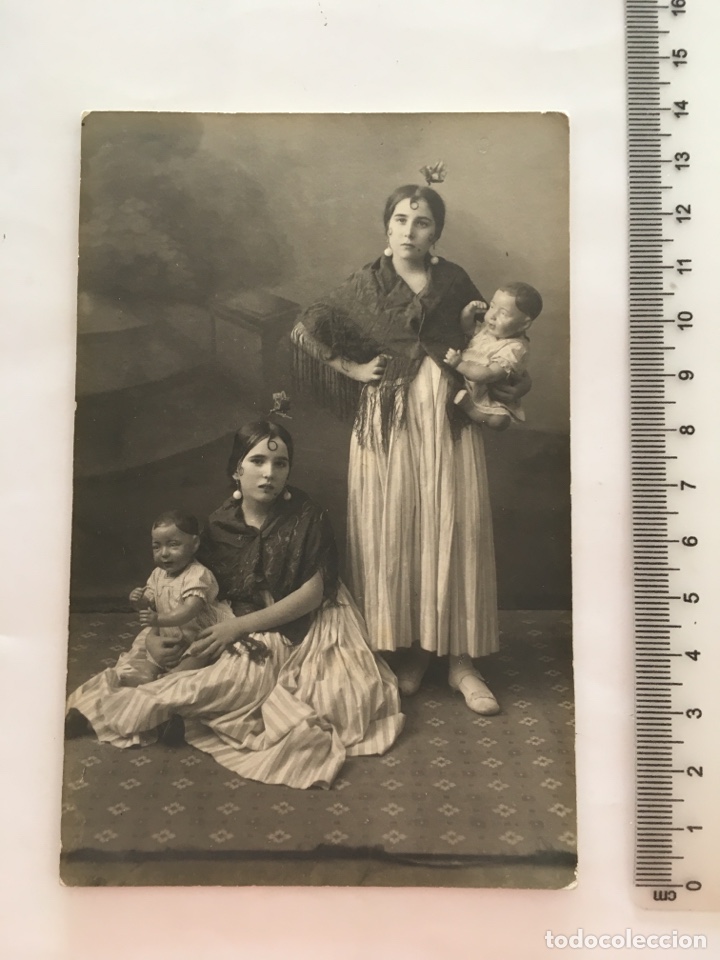 Fotografia antiga: FOTO. GITANILLAS CON MU&Ntilde;ECOS. FRANCISCO J. MONTILLA. CORDOBA. H. 1920?