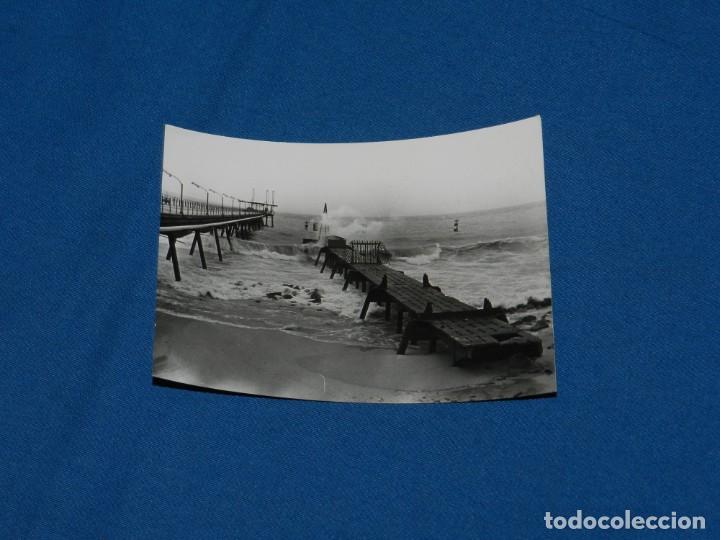 Fotografia antica: (CAJON1) BADALONA PLAYA TEMPORAL - FOTOGRAFIA ORIGINAL A&Ntilde;OS 60 / 70 , 12'5 X 9 CM, BUEN ESTADO
