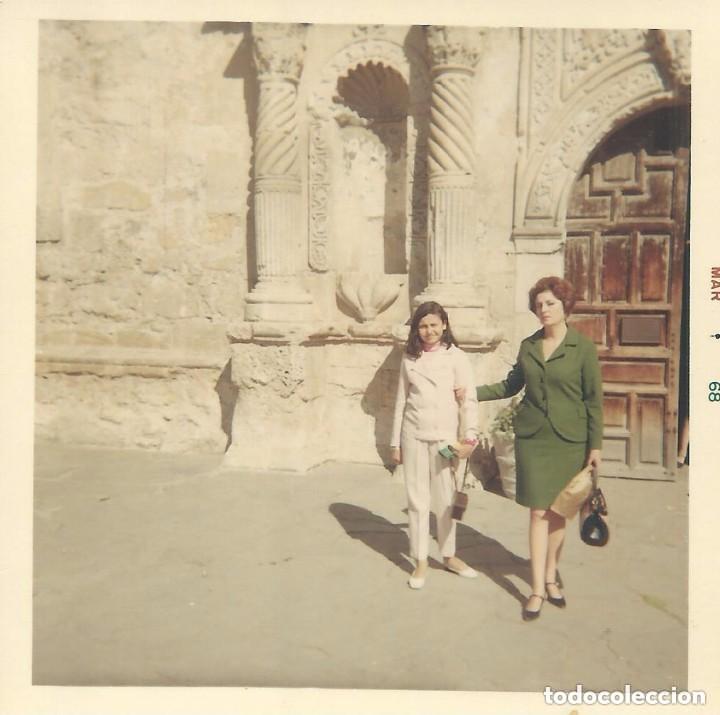 Alte Fotografie: == B157 - FOTOGRAFIA - SE&Ntilde;ORA Y JOVENCITA EN SAN ANTONIO - TEXAS - 1968
