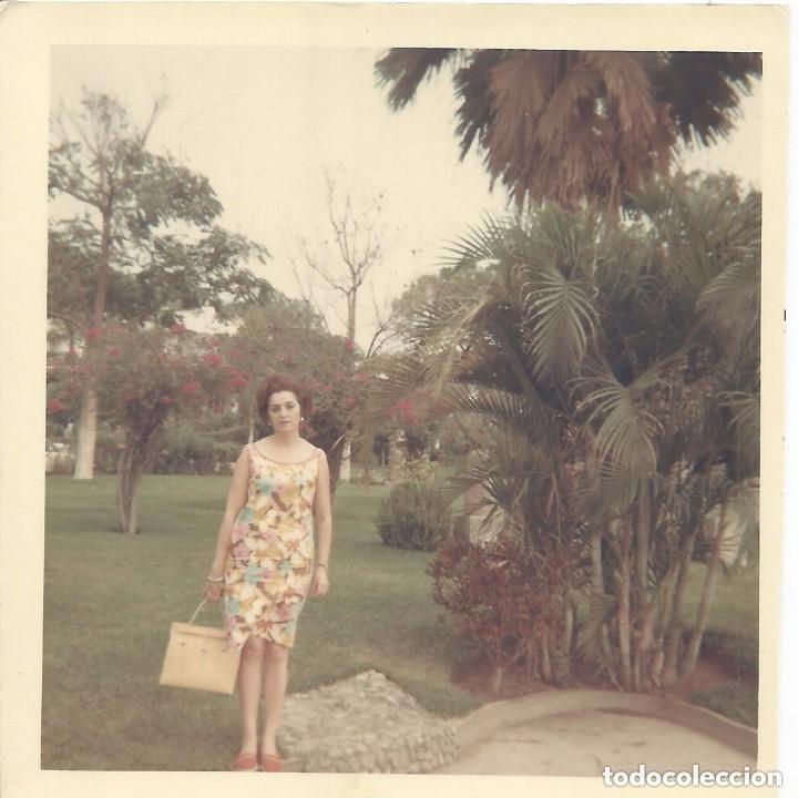 Alte Fotografie: == B148 - FOTOGRAFIA - SE&Ntilde;ORITA EN UN PARQUE