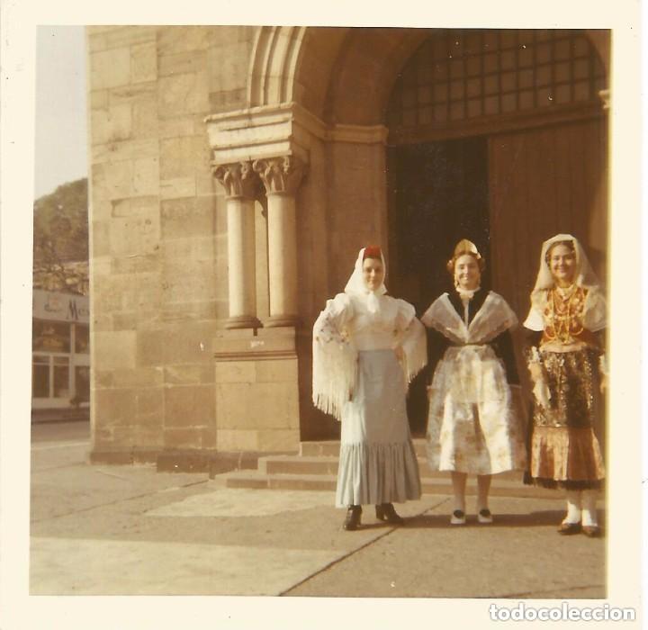 Alte Fotografie: == B145 - FOTOGRAFIA - TRES MUCHACHAS CON TRAJES REGIONALES