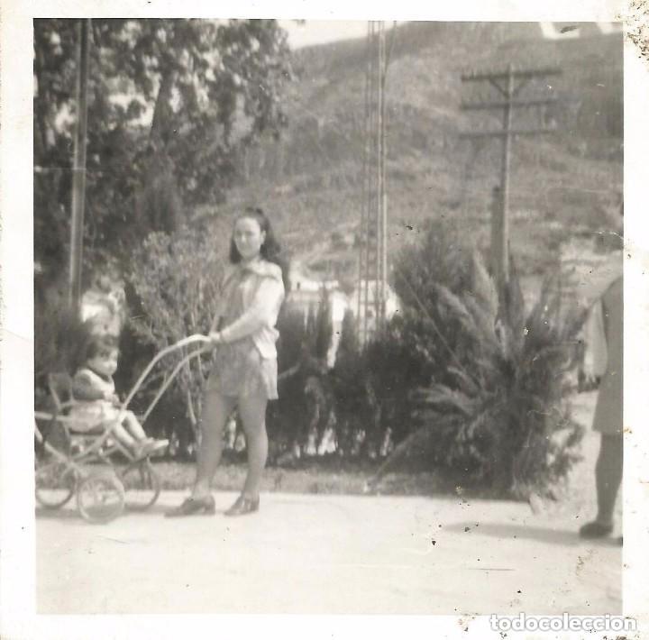 Alte Fotografie: == B151 - FOTOGRAFIA - JOVENCITA CON UN NI&Ntilde;ITO EN SU CARRITO