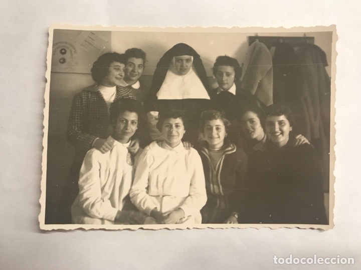 Photographie ancienne: FOTOGRAF&Iacute;A Original. Ni&ntilde;as con Madre Superiora. Colegio de Ni&ntilde;as (h.1950?)