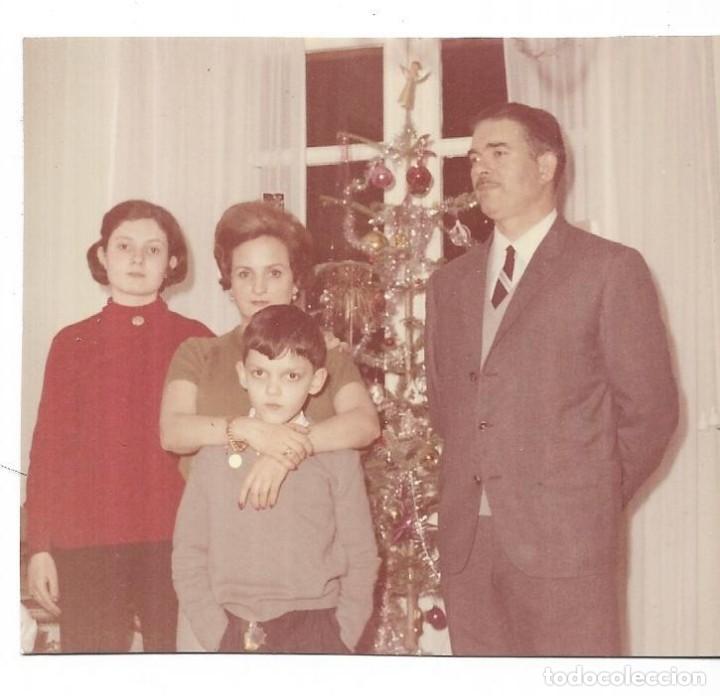 Alte Fotografie: == S430 - FOTOGRAFIA - FAMILIA JUNTO A UN ARBOL DE NAVIDAD