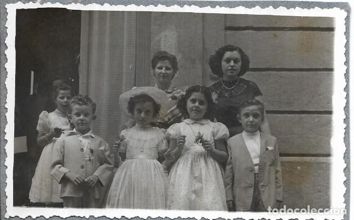 Alte Fotografie: *** QW733 - FOTOGRAFIA - DOS SE&Ntilde;ORAS CON VARIOS JOVENCITOS