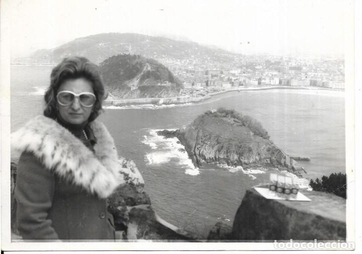 Fotograf&iacute;a antigua: :::: FF07 - FOTOGRAFIA - SE&Ntilde;ORA EN UN BONITO PAISAJE - 18 X 12 CM.