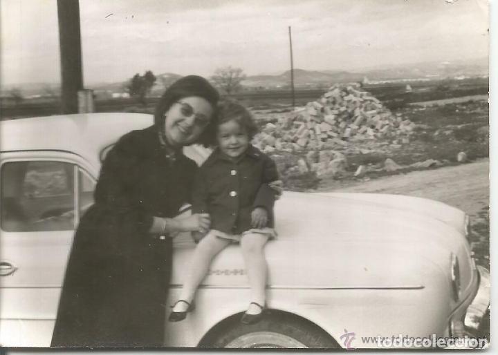 Fotograf&iacute;a antigua: == C711 - FOTOGRAFIA - SE&Ntilde;ORA Y NI&Ntilde;A SENTADA EN EL CAPO DE UN SEAT
