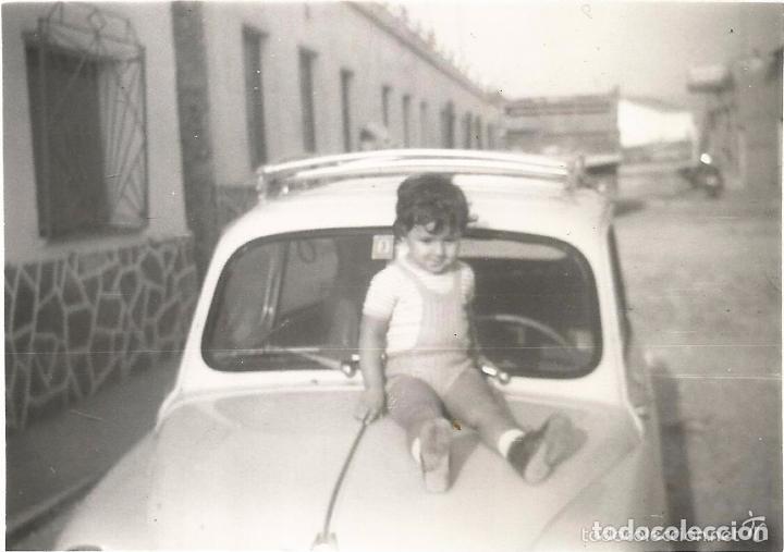 Fotograf&iacute;a antigua: == T19 - FOTOGRAFIA - NI&Ntilde;O SENTADO EN EL CAPO DE UN SEAT 600