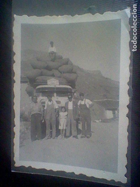 Fotograf&iacute;a antigua: CAMION TIPO BARREIROS PEGASO O SIMILAR CARGADO DE SACOS A&Ntilde;OS 40 &Oacute; 50 TRABAJADORES BONITA
