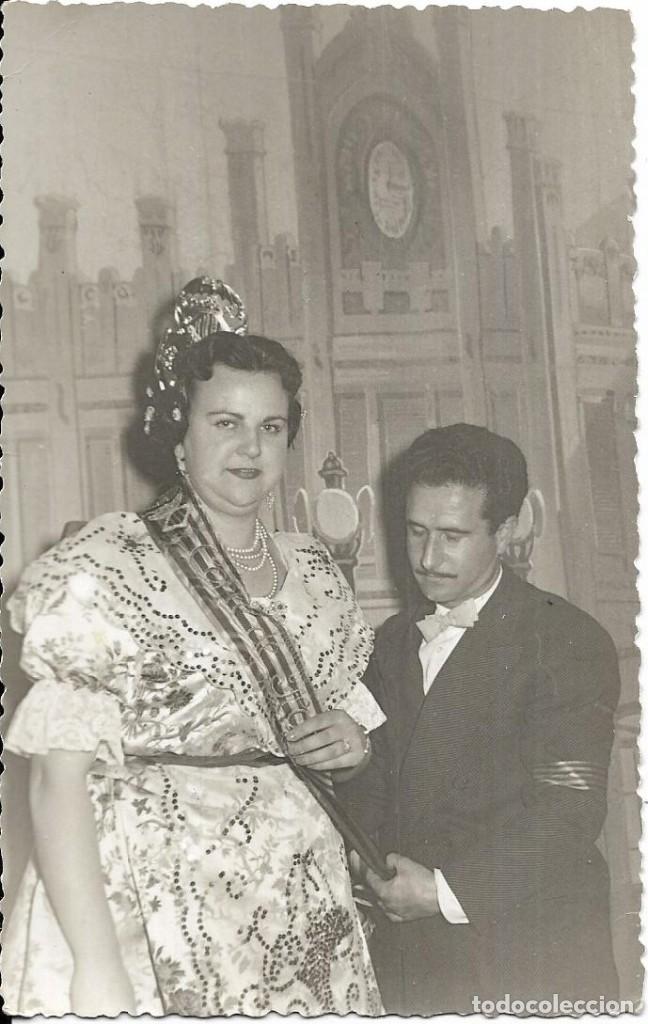 Antique Photography: *** FA314 - FOTOGRAFIA - SE&Ntilde;OR PONIENDO UNA BANDA A UNA FALLERA