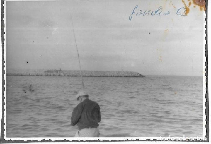 Antique Photography: *** EE20 - FOTOGRAFIA - SE&Ntilde;OR PESCANDO EN EL PUERTO DE GANDIA - 1963
