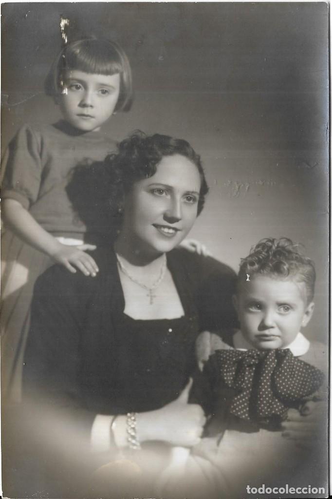 Antique Photography: *** JN66 - FOTOGRAFIA - SE&Ntilde;ORA CON SUS NI&Ntilde;OS - 18 X 12 CM.