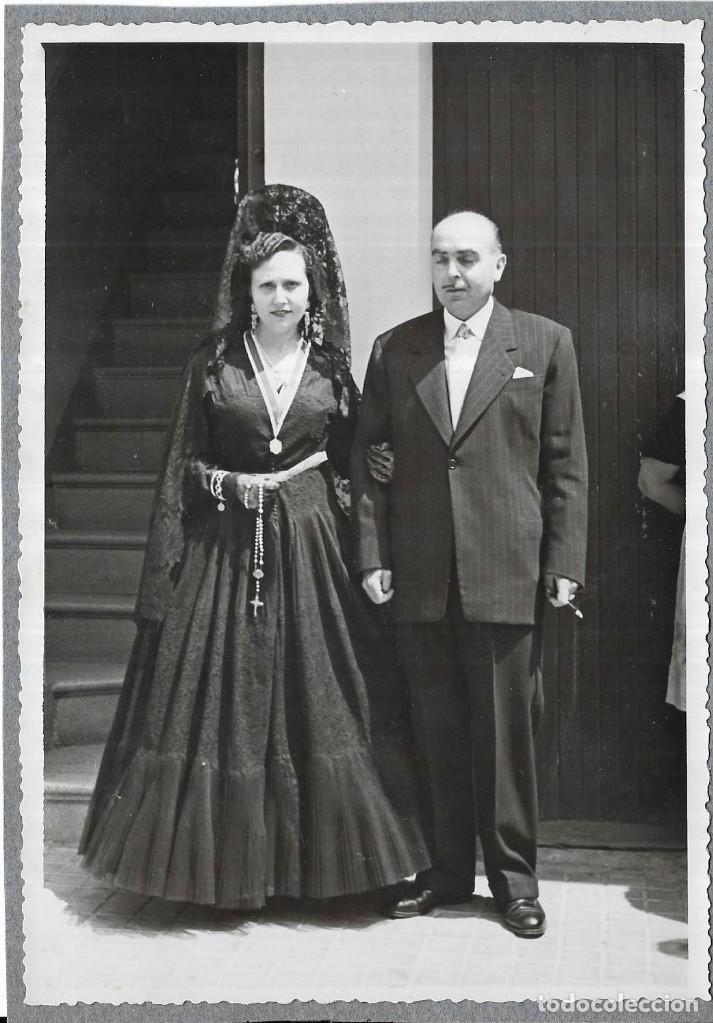 Antique Photography: *** JN70 - FOTOGRAFIA - SE&Ntilde;ORA CON PEINETA Y MANTILLA CON SU PAREJA - 18 X 13 CM.