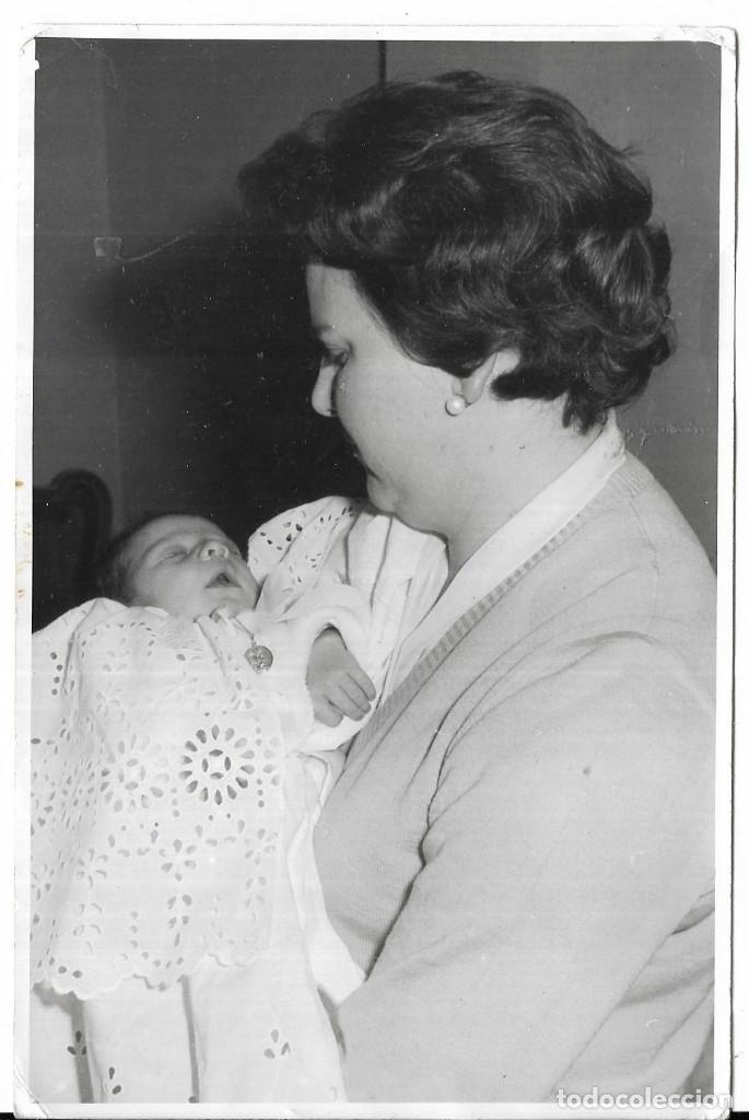 Antique Photography: *** JN78 - FOTOGRAFIA - SE&Ntilde;ORA CON BEB&Eacute; EN BRAZOS - 18 X 12 CM.