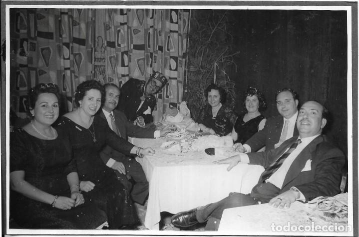 Antique Photography: *** JN82 - FOTOGRAFIA - GRUPO DE AMIGOS EN UNA FIESTA - 17 X 12 CM.