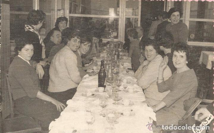 Photographie ancienne: == E455 - FOTOGRAFIA - GRUPO DE AMIGOS EN UN BANQUETE 1960 - FOTO LAZARO - GRAO VALENCIA