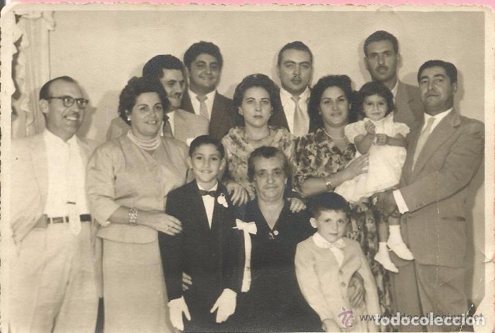 Photographie ancienne: == E457 - FOTOGRAFIA - NI&Ntilde;O DE PRIMERA COMUNION CON SUS FAMILIARES