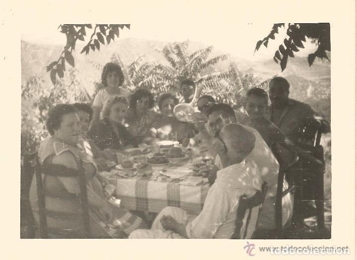 Photographie ancienne: == E458 - FOTOGRAFIA - GRUPO DE AMIGOS EN UNA COMIDA AL AIRE LIBRE