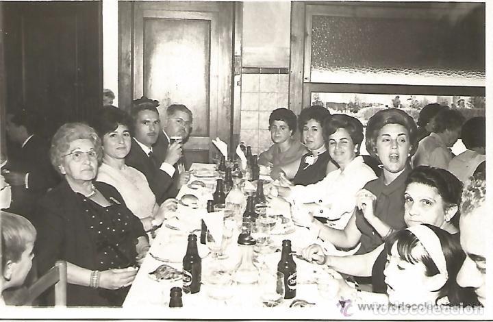 Alte Fotografie: == E612 - FOTOGRAFIA - GRUPO DE AMIGOS EN UN BANQUETE