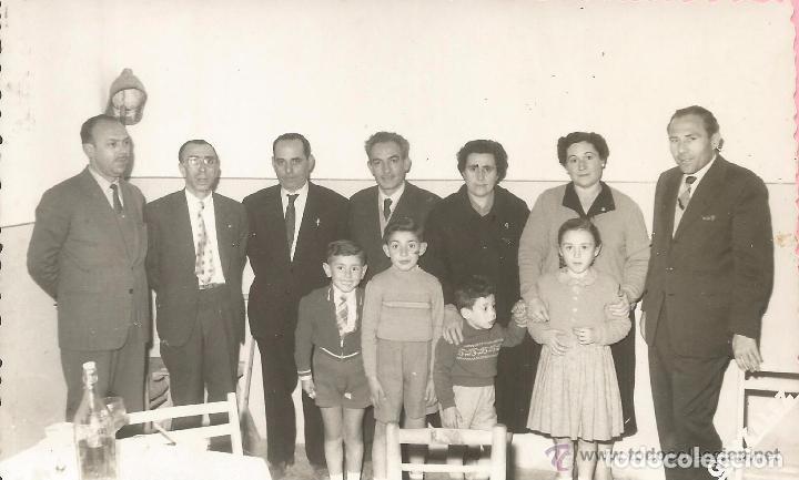 Antique Photography: == E641 - FOTOGRAFIA - GRUPO FAMILIAR - 19 MARZO 1958 - FOTO GONZALEZ - MISLATA