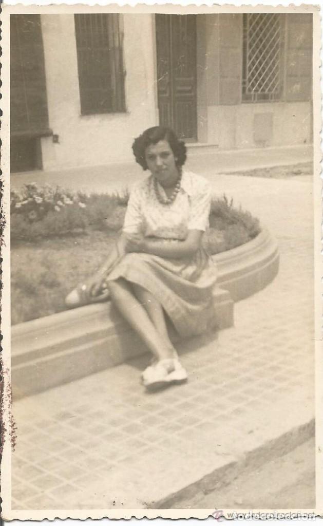 Antique Photography: == E643 - FOTOGRAFIA - SE&Ntilde;ORITA SENTADA EN UN BORDILLO