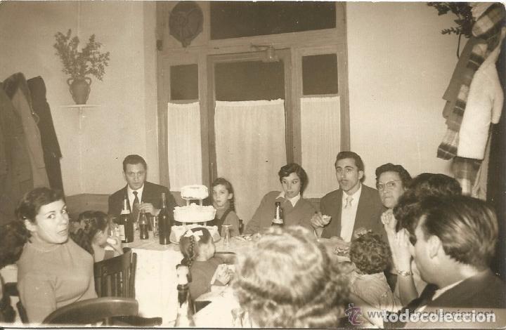 Fotograf&iacute;a antigua: == E654 - FOTOGRAFIA - GRUPO DE AMIGOS EN UN BANQUETE