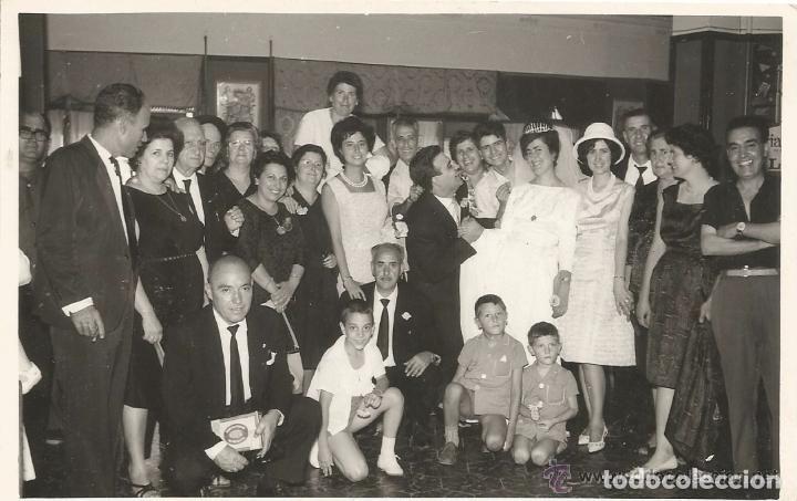 Fotograf&iacute;a antigua: == E660 - FOTOGRAFIA - PAREJA DE NOVIOS CON SUS AMIGOS Y FAMILIARES