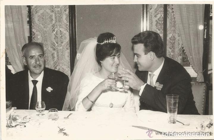 Fotograf&iacute;a antigua: == E673 - FOTOGRAFIA - PAREJA DE NOVIOS BRINDANDO